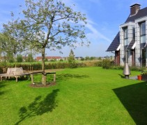 deze Malus Domestica hoogstam is aangeplant door Ten Hoven in een tuin in Apeldoorn en zorgt direct voor sfeer.